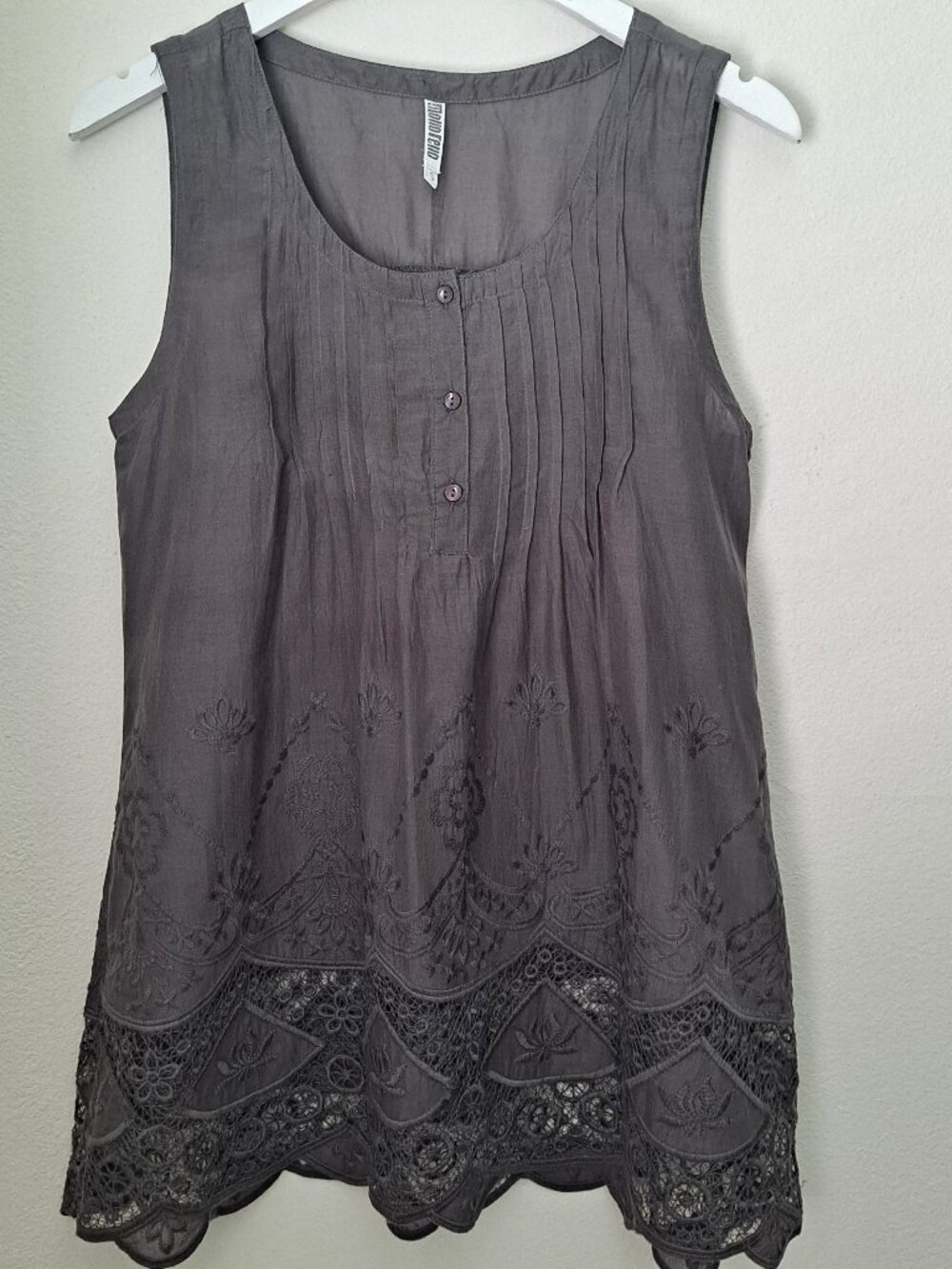 NWOT embroidered lace sleeveless tunic top